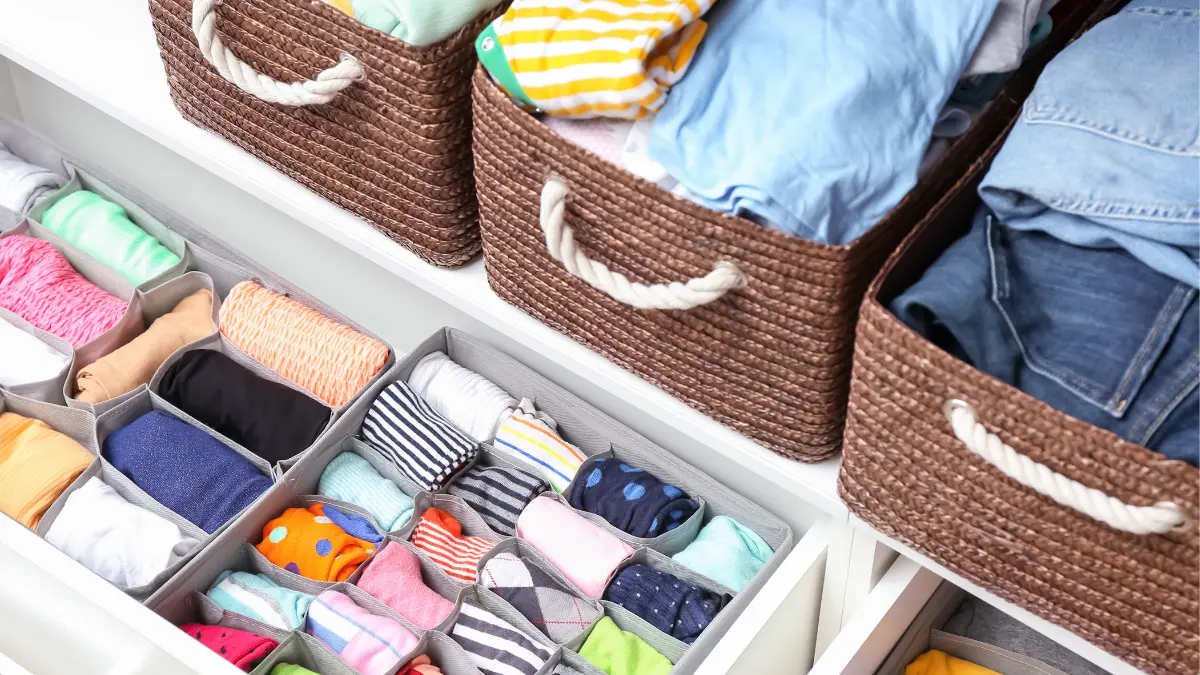 Como organizar guarda roupa de bebe