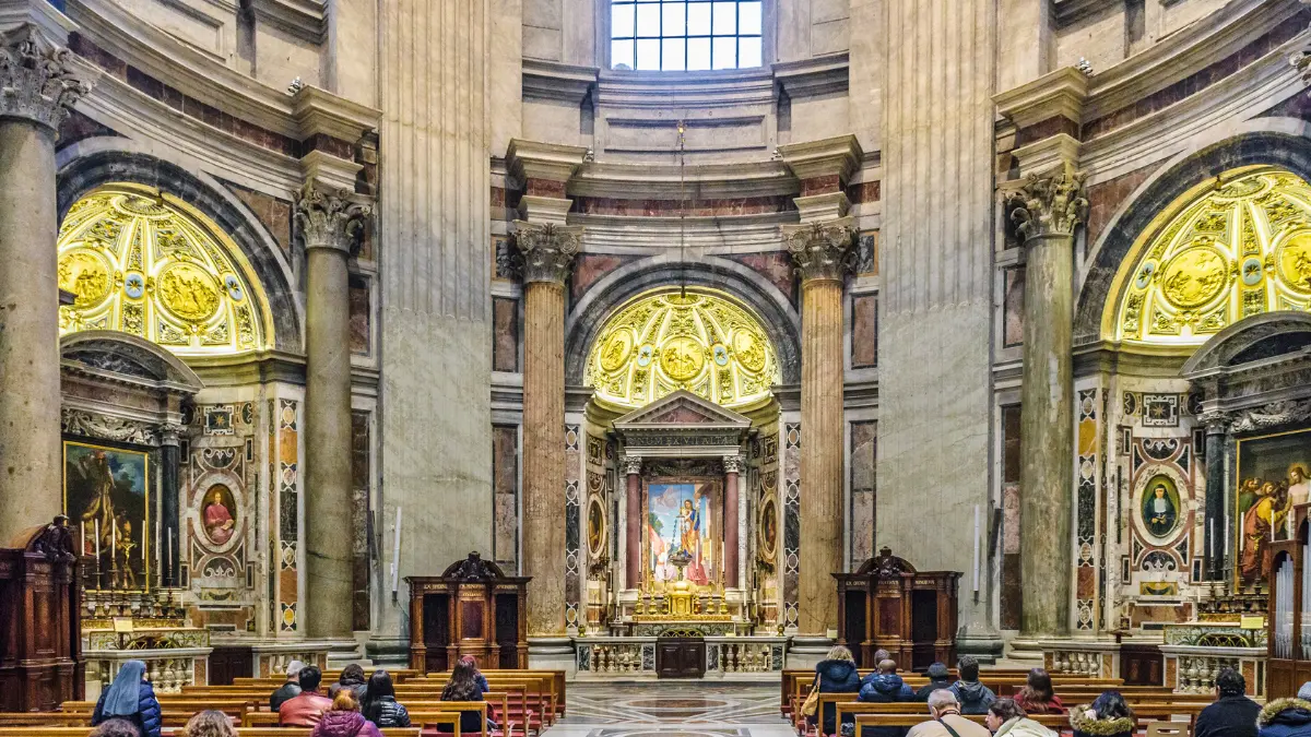É necessário ingresso para explorar a Basílica de São Pedro por dentro