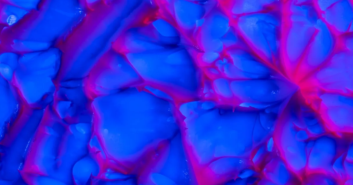 Textura colorida de massa azul e rosa em close, ilustrando como fazer slime com 2 ingredientes