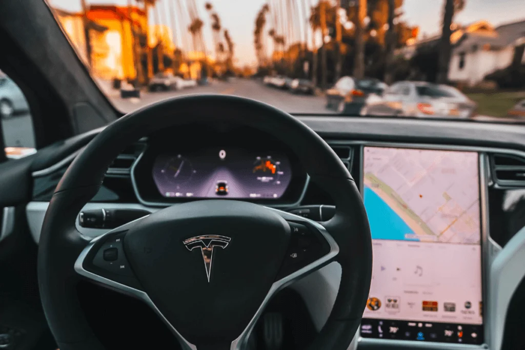 Interior de um carro elétrico com o volante e a tela de navegação