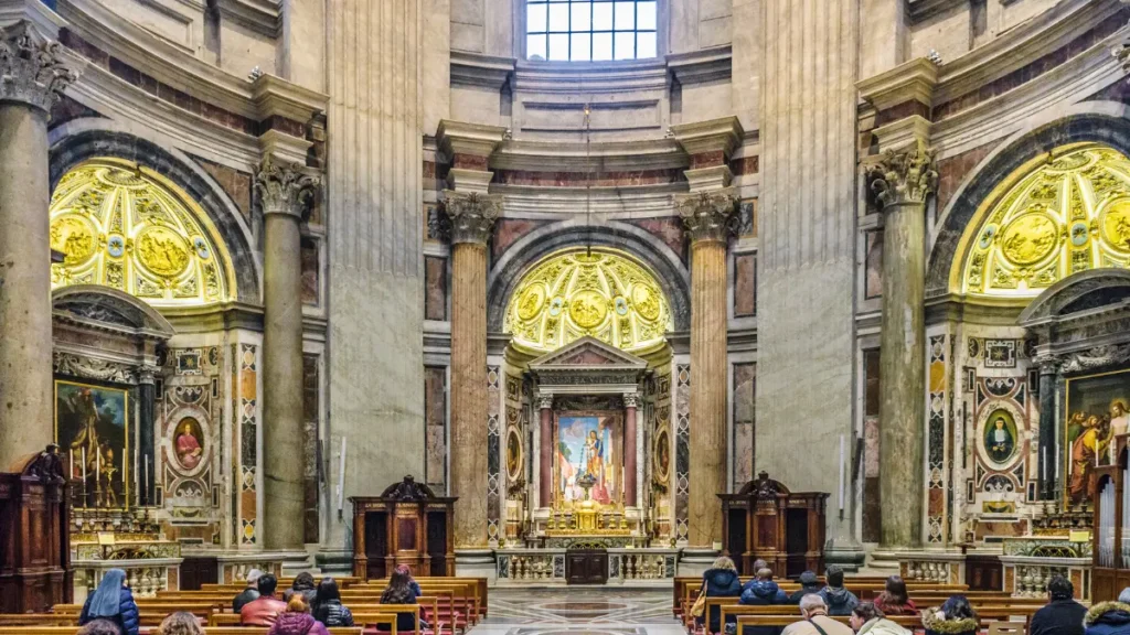 É necessário ingresso para explorar a Basílica de São Pedro por dentro