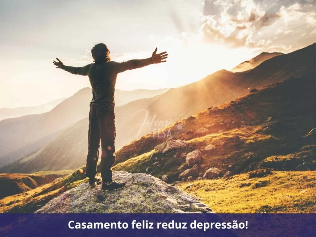 Homem feliz contemplando a natureza.