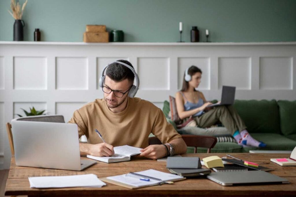 Educação híbrida para adultos: mesclando presencial e digital com inteligência