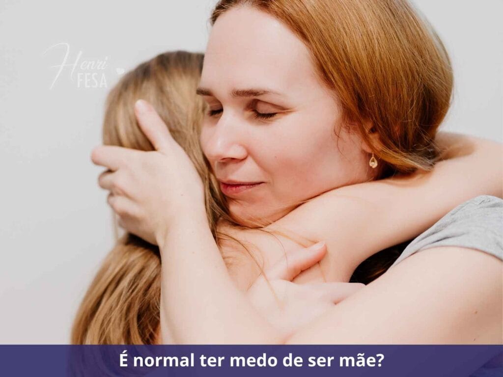 O medo de ter filhos pode afetar o casamento 2 Mulher abraçada com menina, ambas de olhos fechados!