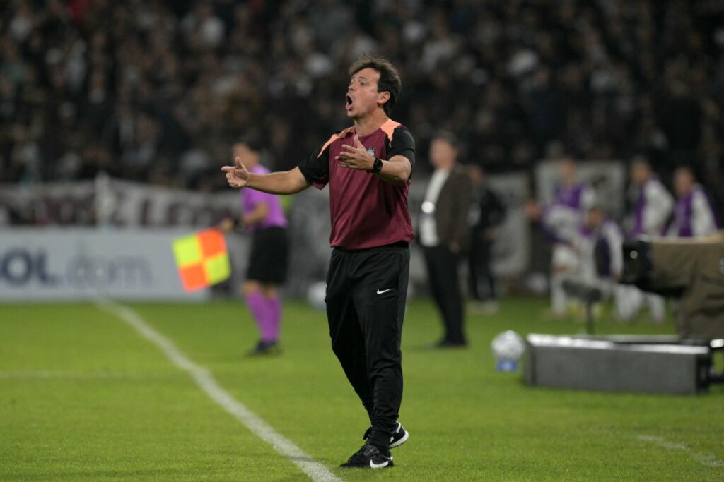 Corinthians segura Palmeiras com dois a menos Corinthians segura Palmeiras com dois a menos