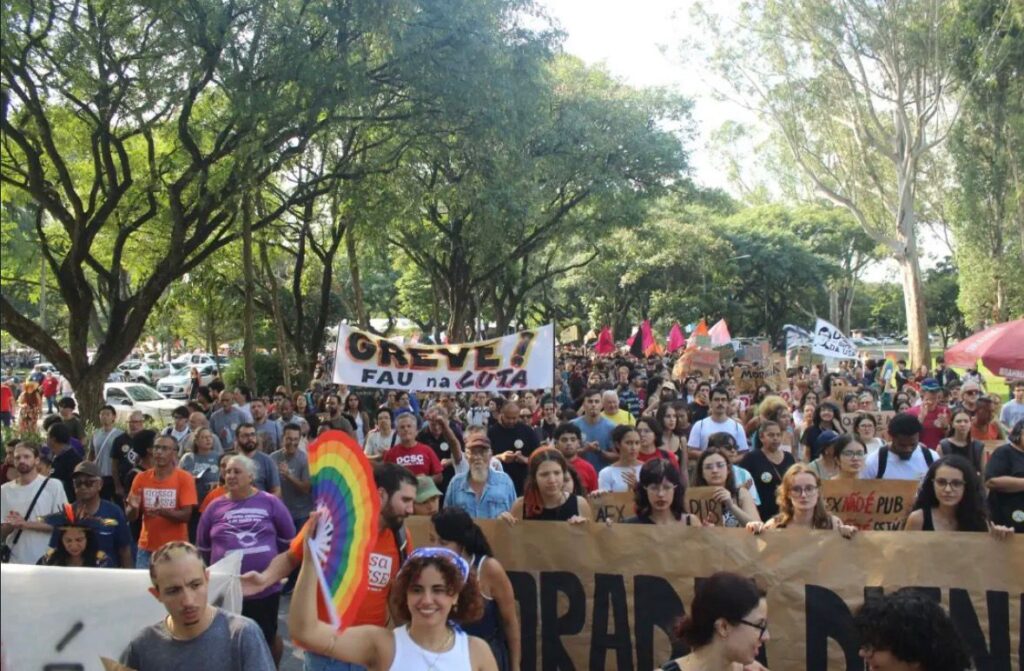 Estudantes da USP decidem greve em assembleias