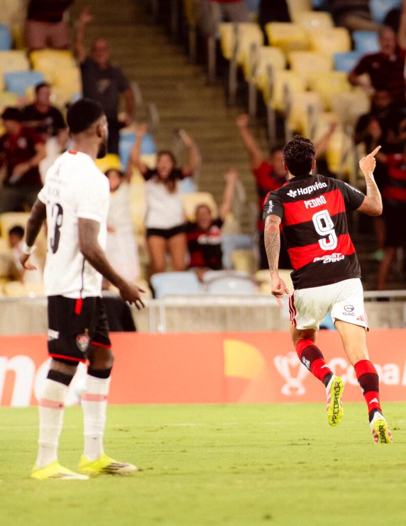 Flamengo vence Vitória e segue invicto na Copa