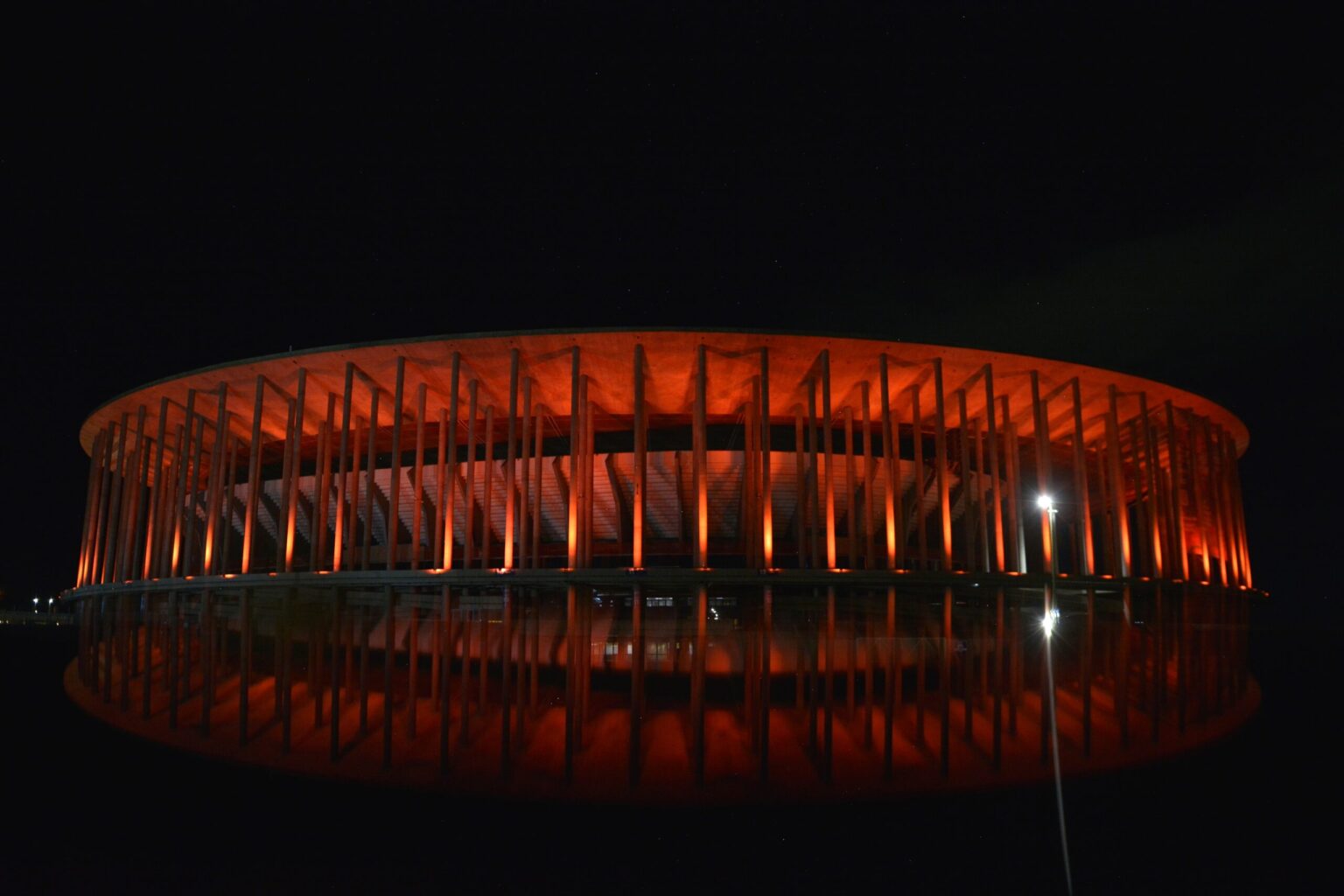 Brasília ilumina monumentos no Maio Laranja contra violência infantil