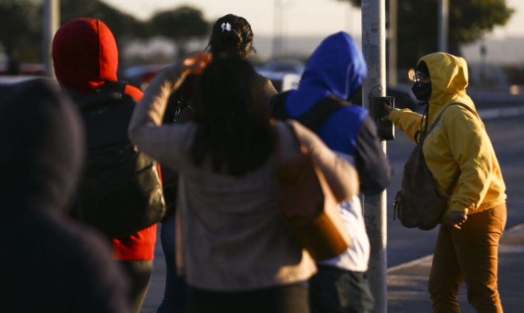 Frente fria e instabilidade trazem temporais e ventos fortes ao Brasil