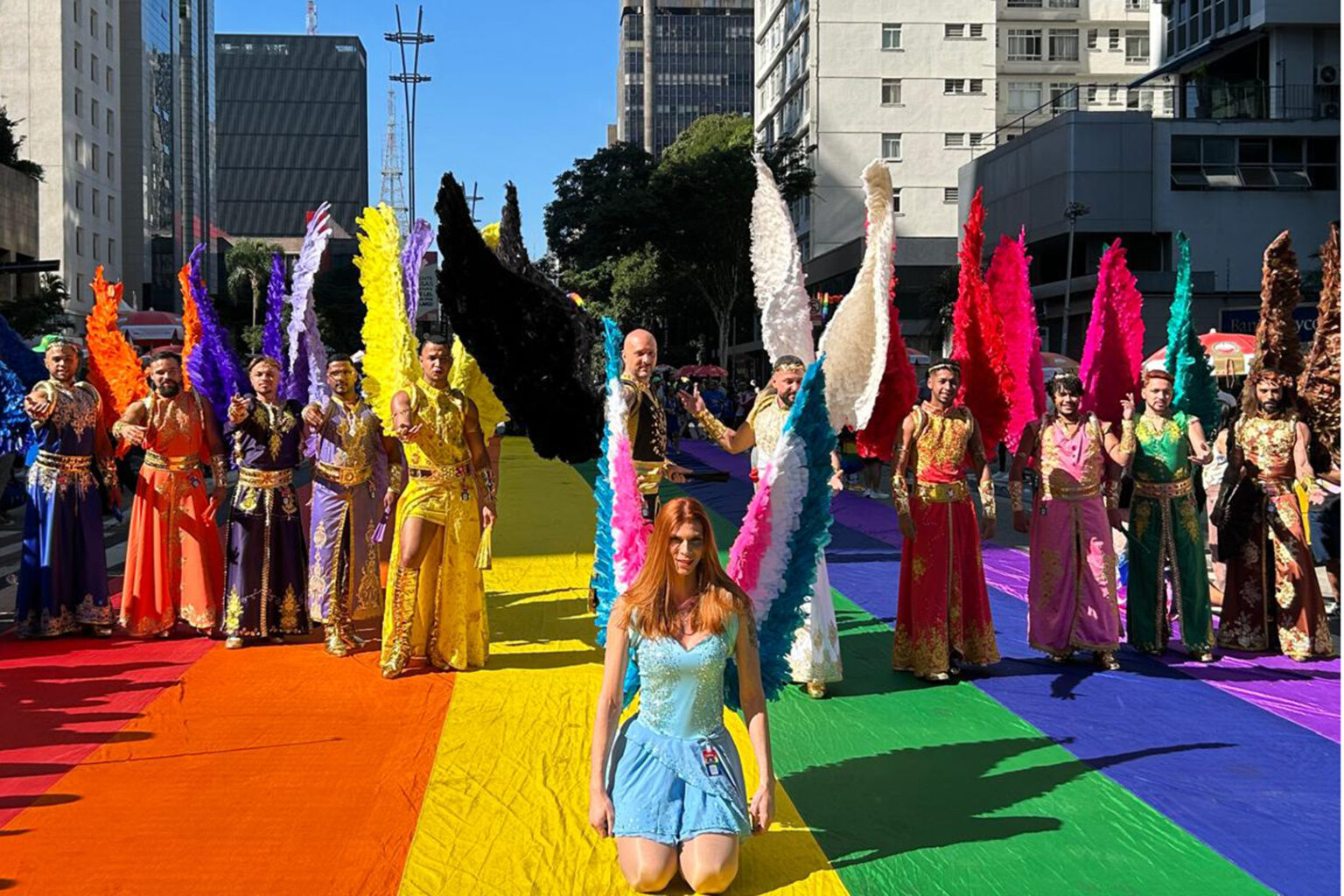 Parada LGBT+ contrasta com direita na Marcha para Jesus