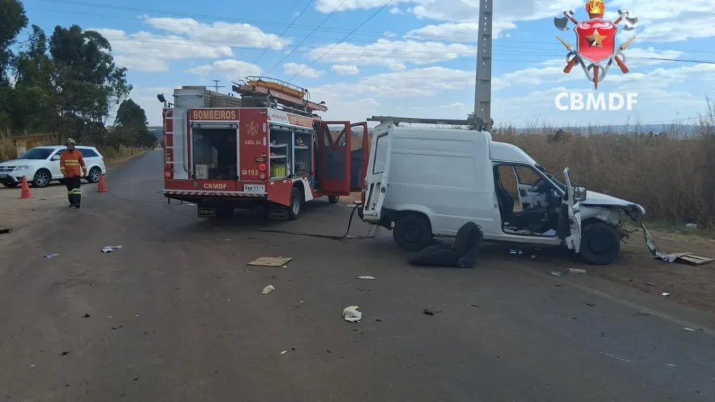 Acidente com carro e Fiorino deixa 4 feridos em Sobradinho