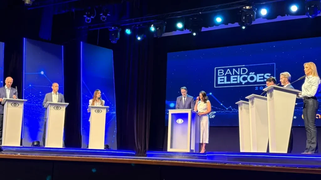 Debate no DF: candidatos se unem contra Celina Leão Debate no DF: candidatos se unem contra Celina Leão