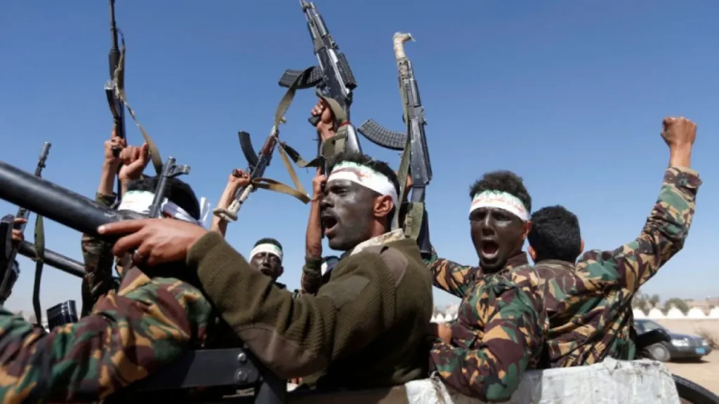 Ataque houthi a navio no Mar Vermelho deixa seis mortos Ataque houthi a navio no Mar Vermelho deixa seis mortos
