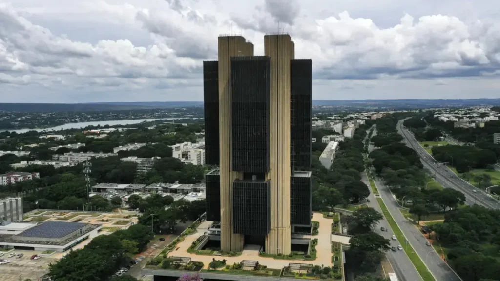 BC multa Banco Genial em R$ 21,6 mi e afasta CEO