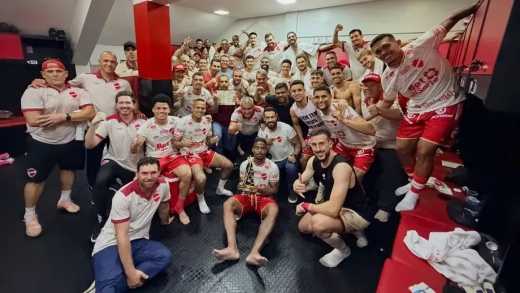 Vila Nova vence clássico contra Atlético-GO e se reabilita na Série B Vila Nova vence clássico contra Atlético-GO e se reabilita na Série B
